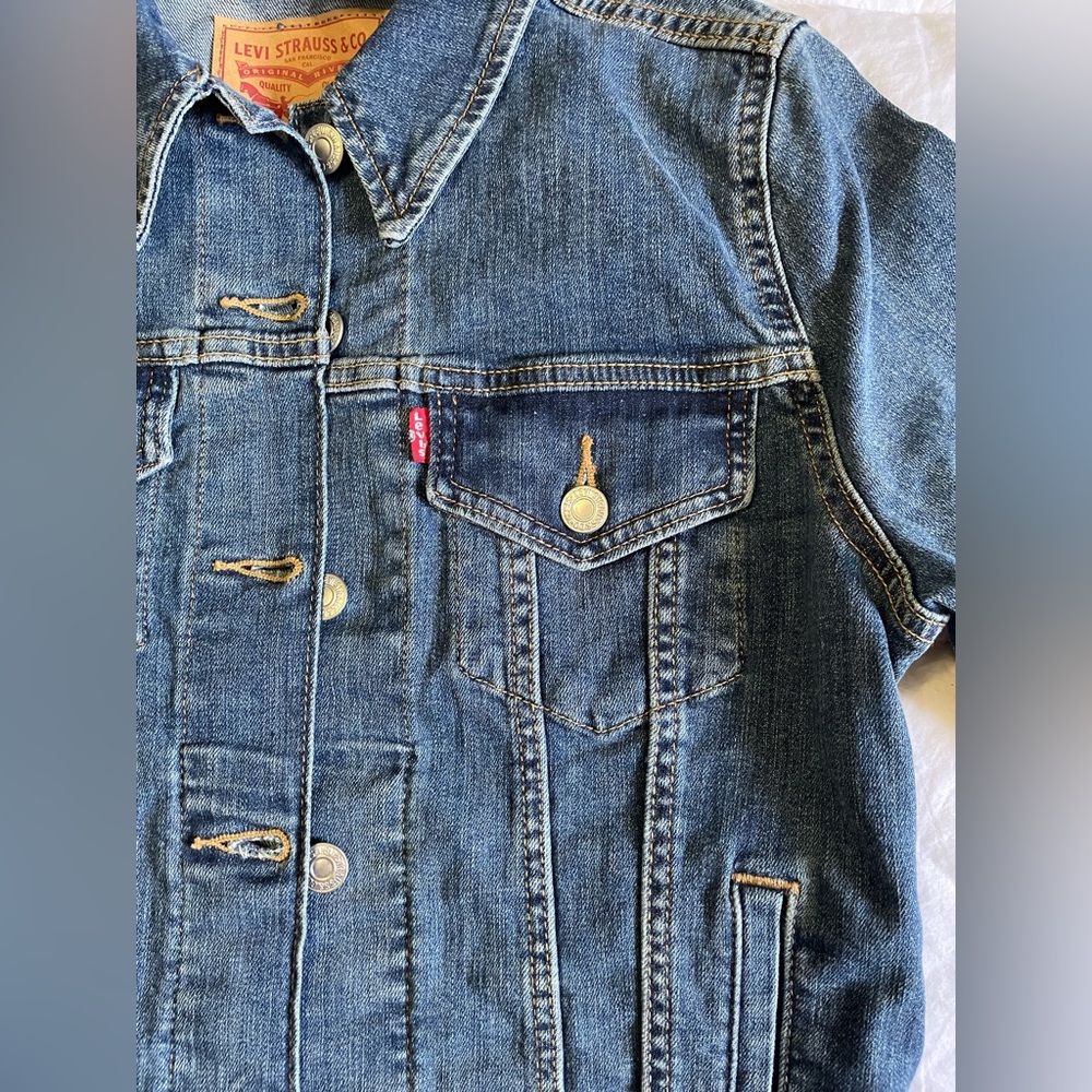 ⭐️Host Pick⭐️ Levi’s Classic Denim Trucker Jacket Slim fit Women’s Small NWOT - Picture 6 of 16